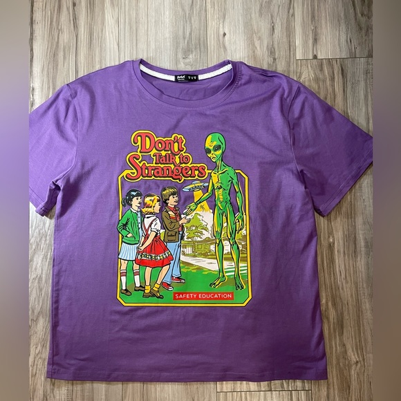 Stranger danger graphic T shirt with a 90’s inspired print - Picture 2 of 4